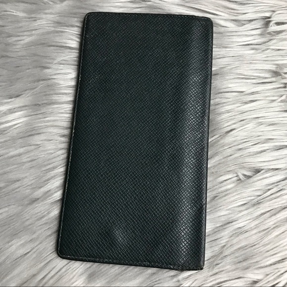 AUTH Louis Vuitton Taiga Green Checkbook Wallet - Picture 2 of 8